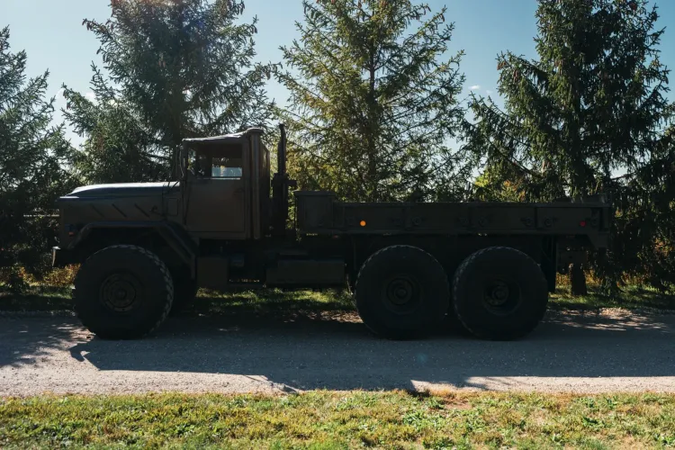 Blacked-Out Military Beast: 1999 BMY M925A2 photo 2